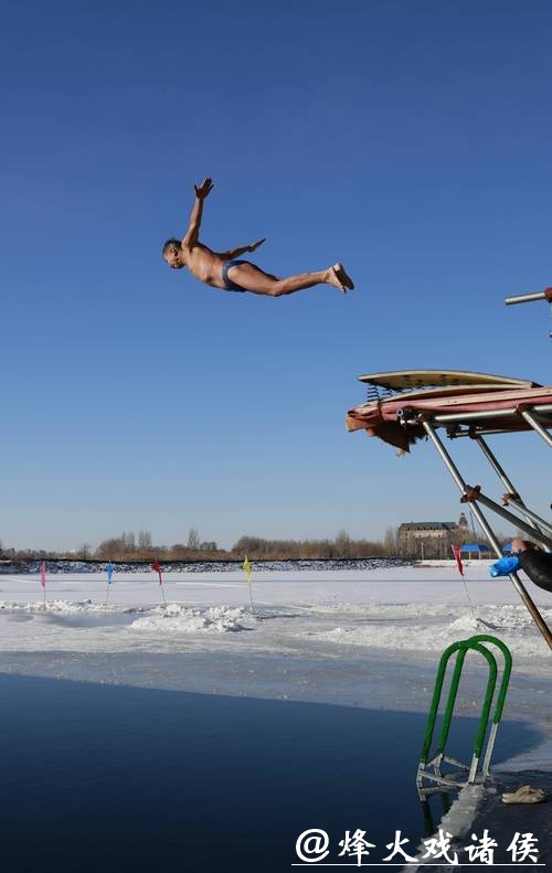 雪中游泳,不亦乐乎 雪中游泳,不亦乐乎